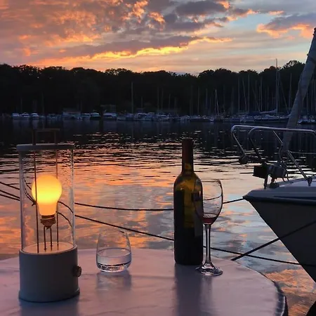 Hausboot Vom Feinsten Úszó hotel Berlin