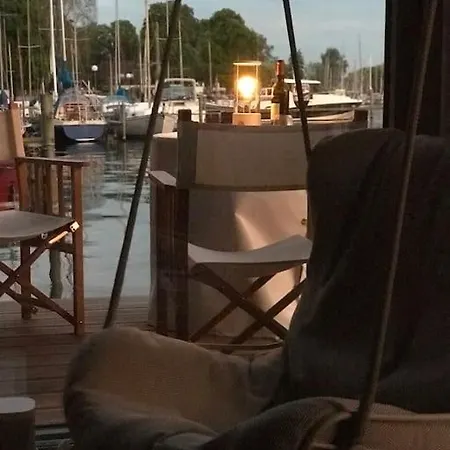Hausboot Vom Feinsten Úszó hotel